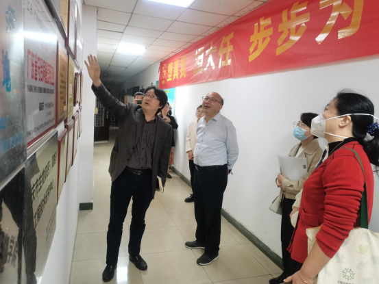 王總介紹公司歷史、企業(yè)成果、企業(yè)榮譽